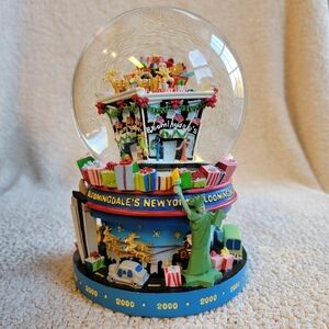 Bloomingdales NY 2000 Holiday Musical Snow Globe Twin Towers Revolving Santa